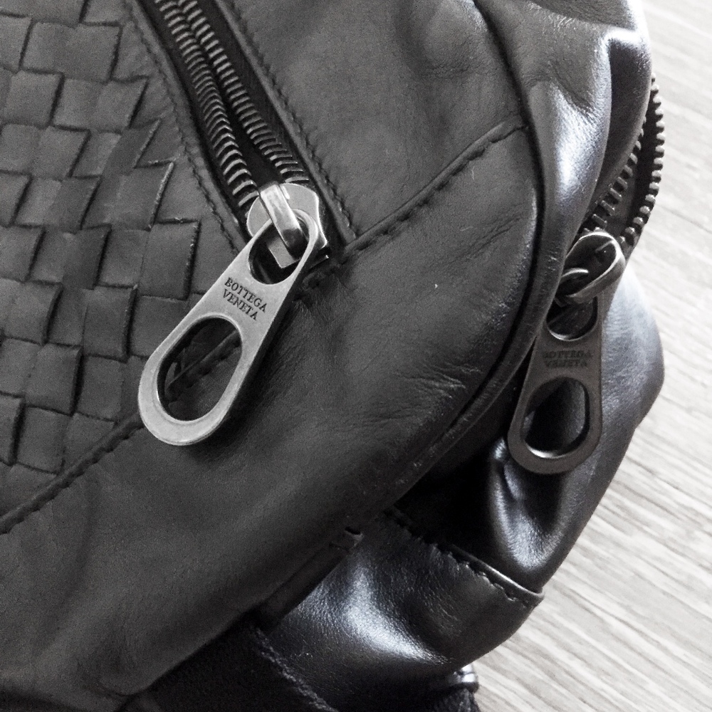 BOTTEGA VENETA sling black leather belt bag unisex - Picture 5 of 8